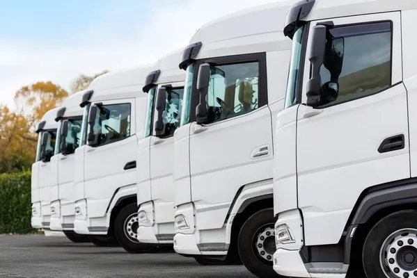 Flotilla de camionetas gestionadas con GPS vehicular para control y seguridad.