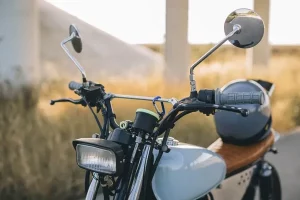 Moto estacionada protegida con GPS vehicular especializado para motocicletas.