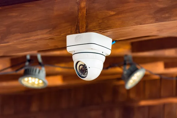 Sistemas de videovigilancia con cámaras discretas para interiores.