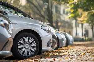 Imagen de autos equipados con sistema GPS vehicular para mayor seguridad.