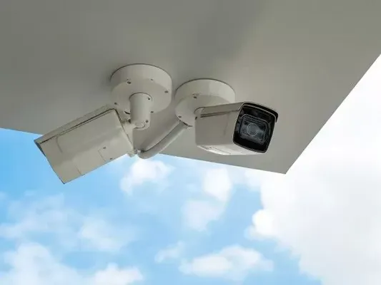 Sistemas de videovigilancia con cámaras duales para mayor cobertura.